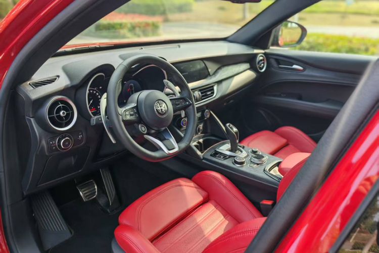 Used Alfa Romeo Stelvio 2023 2.0T 280HP Sprint Zongqing Version Interior 9