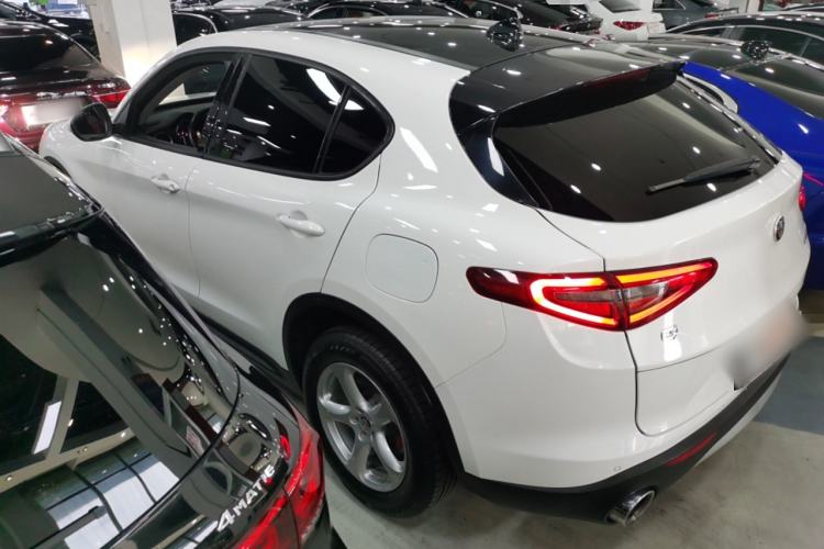 Used Alfa Romeo Stelvio 2017 2.0T 200HP Elite Edition Exterior 3