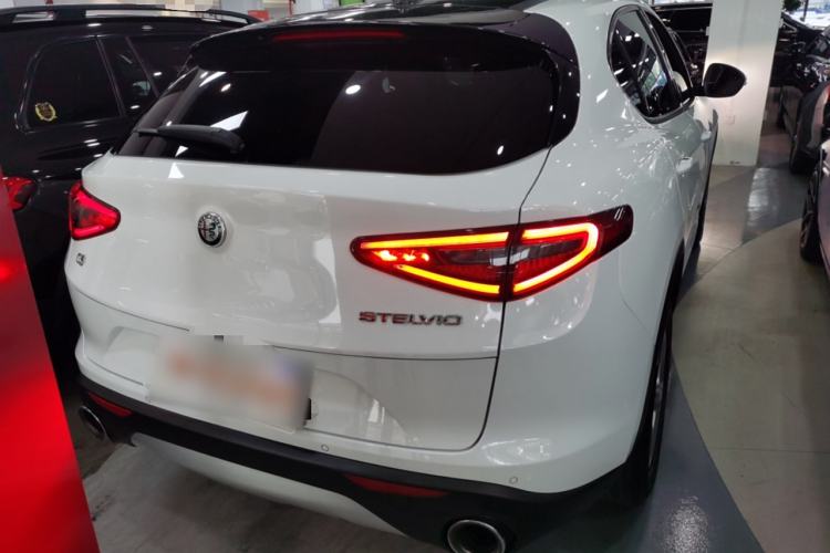 Used Alfa Romeo Stelvio 2017 2.0T 200HP Elite Edition Exterior 4