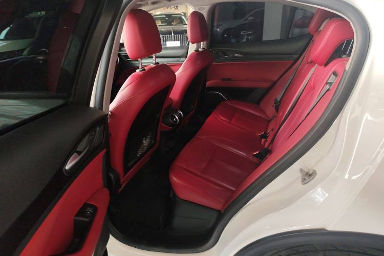 Used Alfa Romeo Stelvio 2017 2.0T 200HP Elite Edition Interior 4