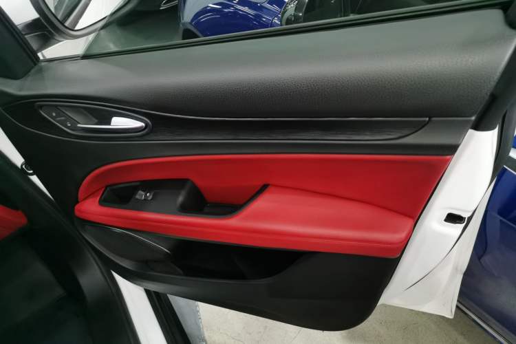 Used Alfa Romeo Stelvio 2017 2.0T 200HP Elite Edition Interior 5