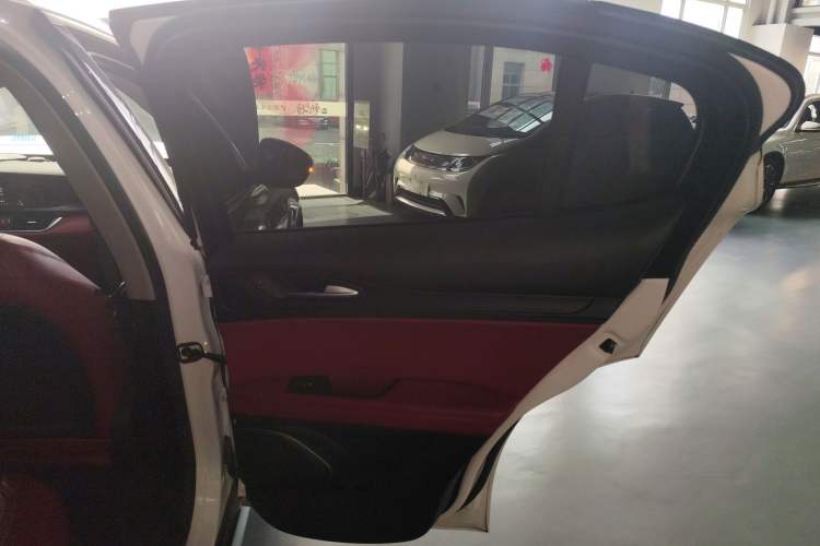 Used Alfa Romeo Stelvio 2017 2.0T 200HP Elite Edition Interior 6