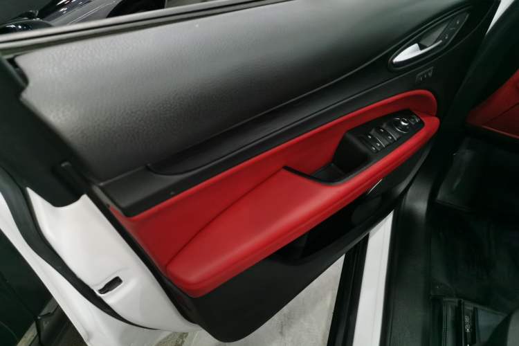 Used Alfa Romeo Stelvio 2017 2.0T 200HP Elite Edition Interior 7