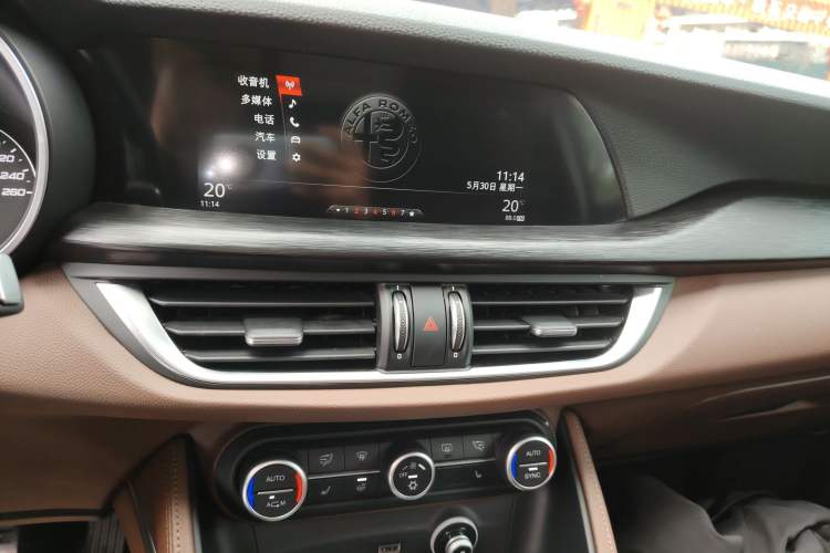 Used Alfa Romeo Stelvio 2017 2.0T 200HP Luxury Edition Audio And AC Panel