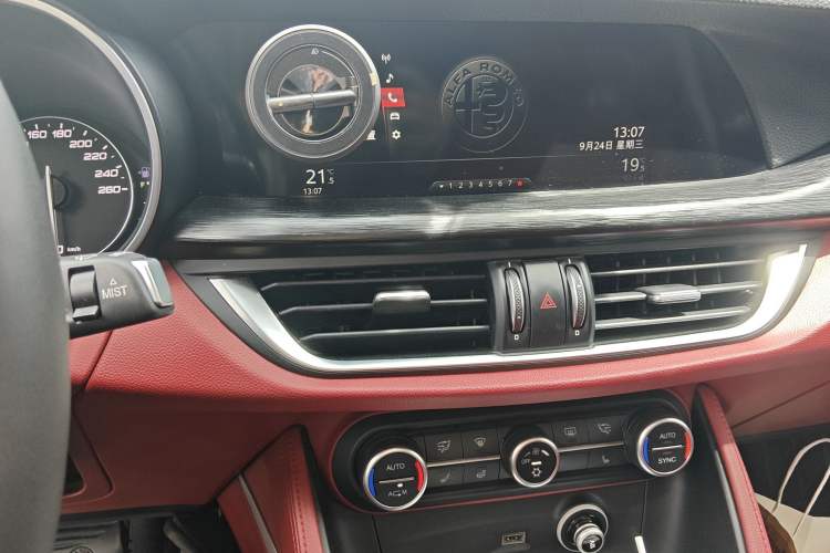 Used Alfa Romeo Stelvio 2017 2.0T 200HP Luxury Edition Audio And AC Panel