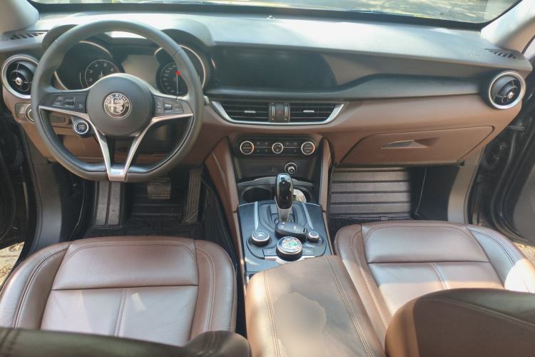 Used Alfa Romeo Stelvio 2017 2.0T 200HP Luxury Edition Center Console