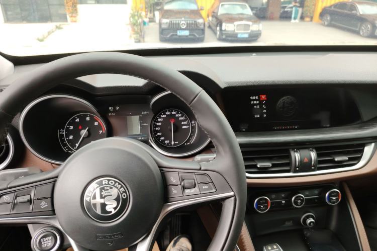 Used Alfa Romeo Stelvio 2017 2.0T 200HP Luxury Edition Center Console