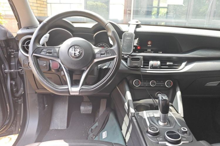 Used Alfa Romeo Stelvio 2017 2.0T 200HP Elite Edition Center Console