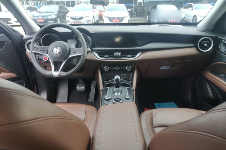 Used Alfa Romeo Stelvio 2017 2.0T 200HP Luxury Edition Center Console