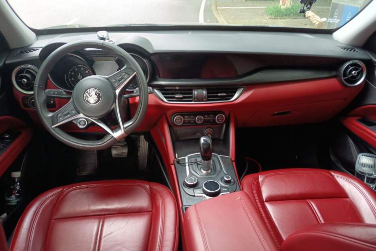 Used Alfa Romeo Stelvio 2017 2.0T 200HP Luxury Edition Center Console