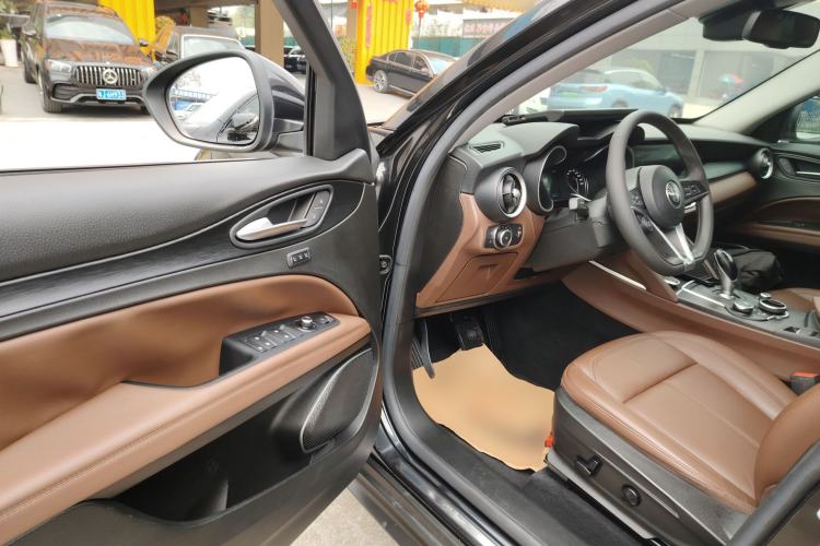 Used Alfa Romeo Stelvio 2017 2.0T 200HP Luxury Edition Driver Seat