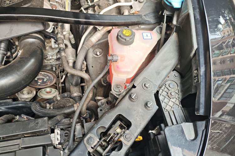Used Alfa Romeo Stelvio 2017 2.0T 200HP Luxury Edition Engine Bay Left