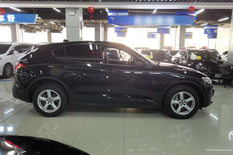Used Alfa Romeo Stelvio 2017 2.0T 200HP Elite Edition Exterior 2
