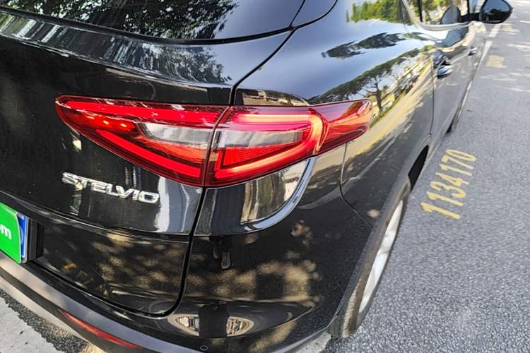 Used Alfa Romeo Stelvio 2017 2.0T 200HP Elite Edition Exterior 3