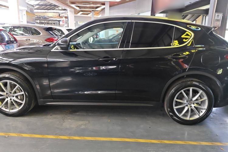 Used Alfa Romeo Stelvio 2017 2.0T 200HP Luxury Edition Exterior 3