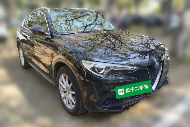 Used Alfa Romeo Stelvio 2017 2.0T 200HP Luxury Edition Front Right 45 Deg