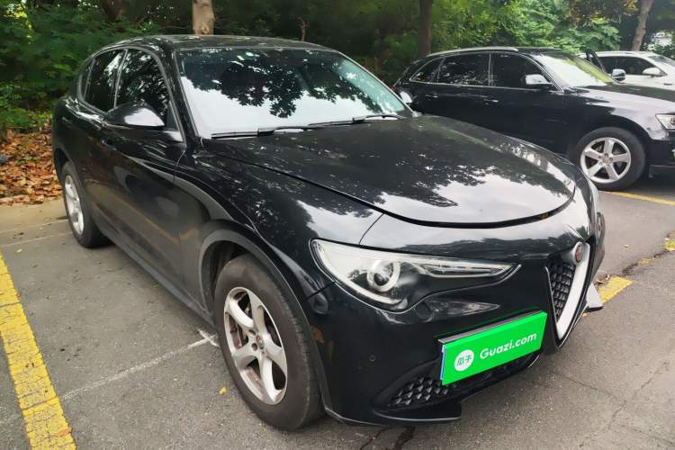 Used Alfa Romeo Stelvio 2017 2.0T 200HP Elite Edition Front Right 45 Deg