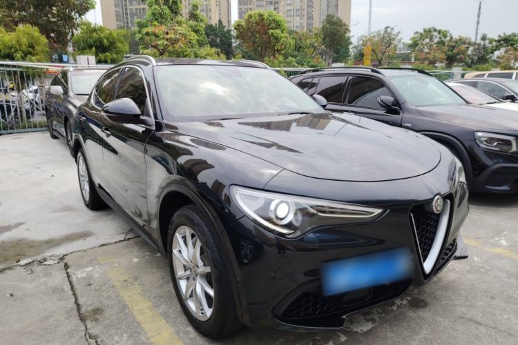 Used Alfa Romeo Stelvio 2017 2.0T 200HP Luxury Edition Front Right 45 Deg
