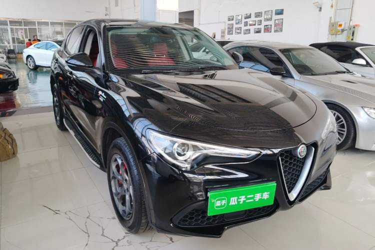 Used Alfa Romeo Stelvio 2017 2.0T 200HP Elite Edition Front Right 45 Deg