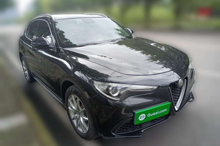 Used Alfa Romeo Stelvio 2017 2.0T 200HP Luxury Edition Front Right 45 Deg
