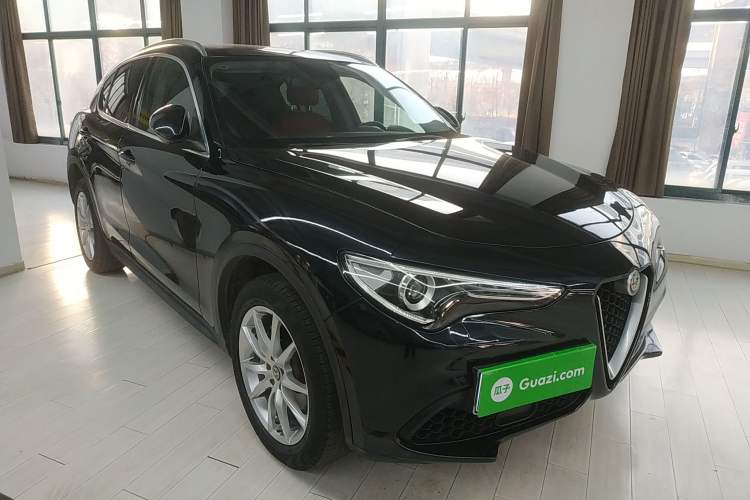 Used Alfa Romeo Stelvio 2017 2.0T 200HP Luxury Edition Front Right 45 Deg
