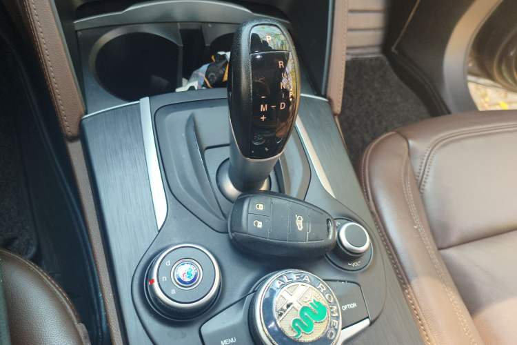 Used Alfa Romeo Stelvio 2017 2.0T 200HP Luxury Edition Gear Lever