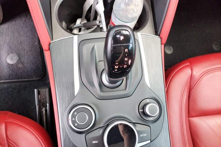 Used Alfa Romeo Stelvio 2017 2.0T 200HP Luxury Edition Gear Lever