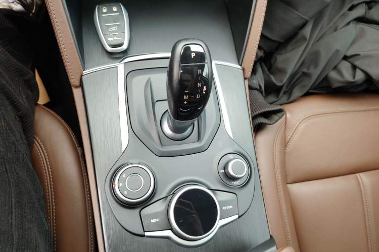 Used Alfa Romeo Stelvio 2017 2.0T 200HP Luxury Edition Gear Lever