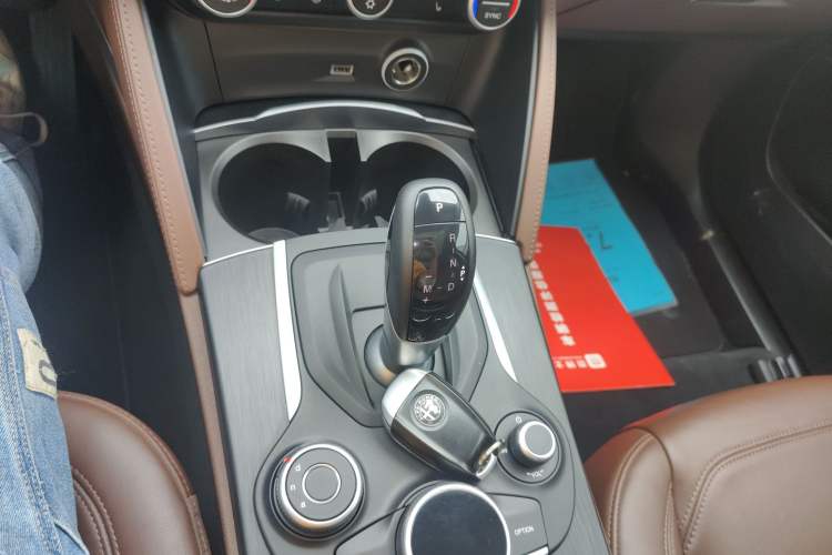 Used Alfa Romeo Stelvio 2017 2.0T 200HP Luxury Edition Gear Lever