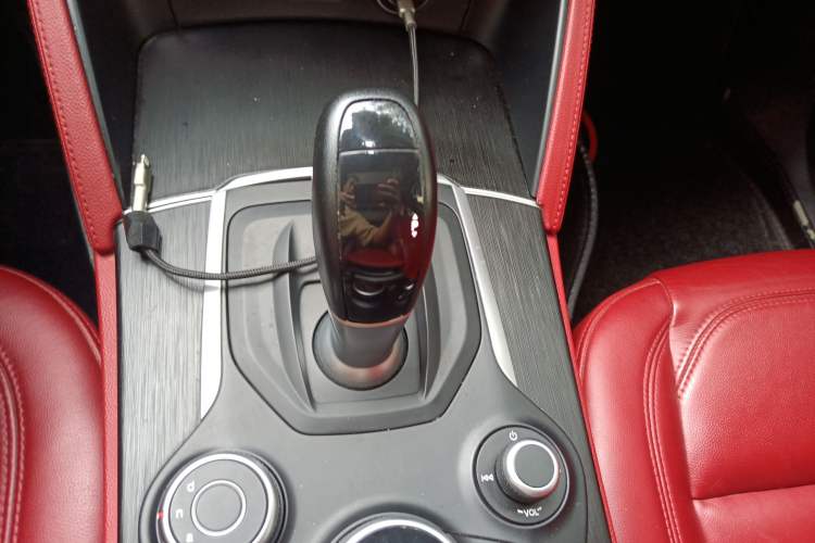 Used Alfa Romeo Stelvio 2017 2.0T 200HP Luxury Edition Gear Lever