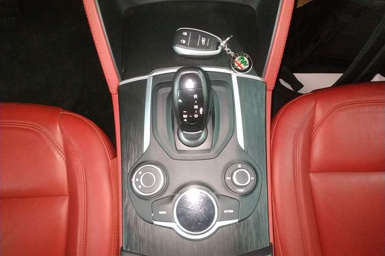 Used Alfa Romeo Stelvio 2017 2.0T 200HP Luxury Edition Gear Lever