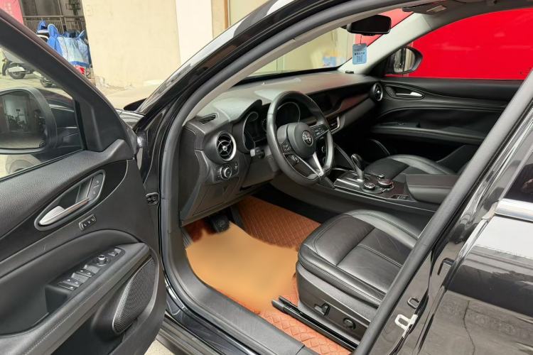 Used Alfa Romeo Stelvio 2017 2.0T 200HP Elite Edition Interior 1