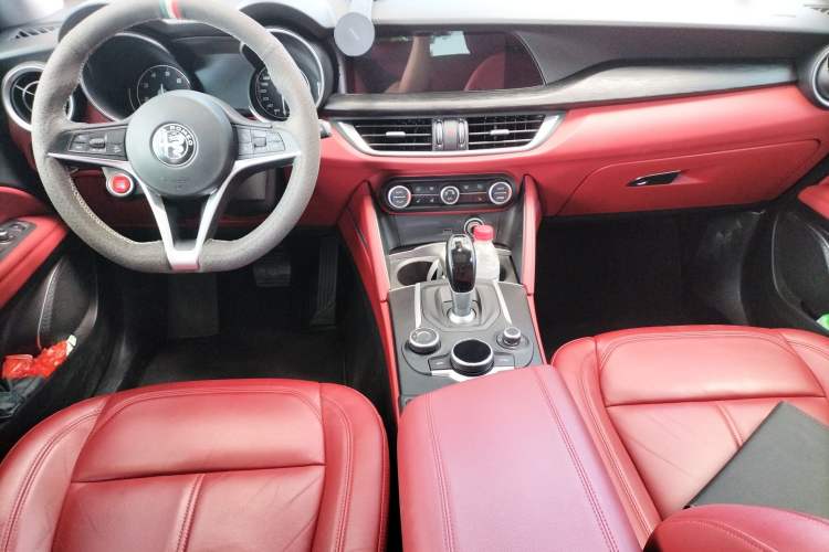 Used Alfa Romeo Stelvio 2017 2.0T 200HP Luxury Edition Interior 2