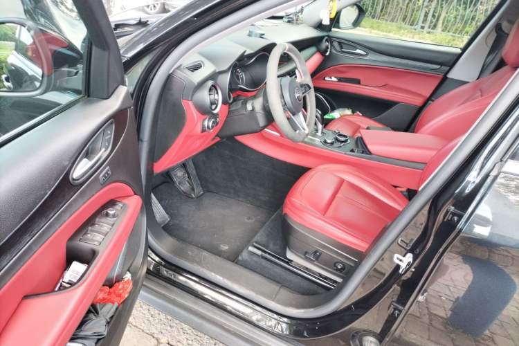 Used Alfa Romeo Stelvio 2017 2.0T 200HP Luxury Edition Interior 3