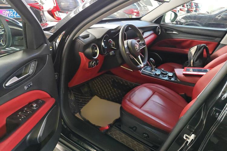 Used Alfa Romeo Stelvio 2017 2.0T 200HP Luxury Edition Interior 3