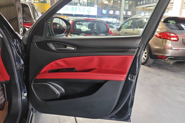 Used Alfa Romeo Stelvio 2017 2.0T 200HP Luxury Edition Interior 5