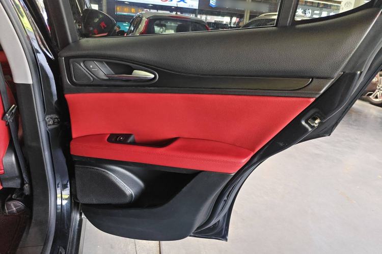 Used Alfa Romeo Stelvio 2017 2.0T 200HP Luxury Edition Interior 6