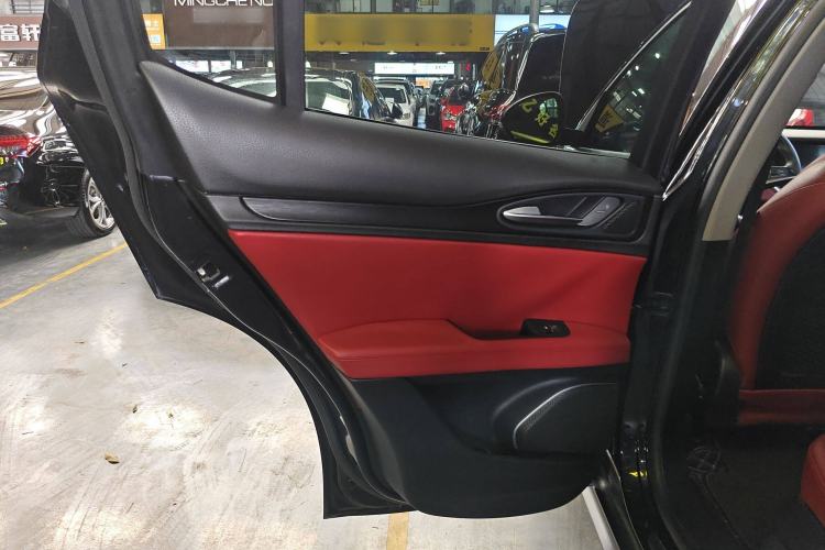 Used Alfa Romeo Stelvio 2017 2.0T 200HP Luxury Edition Interior 8