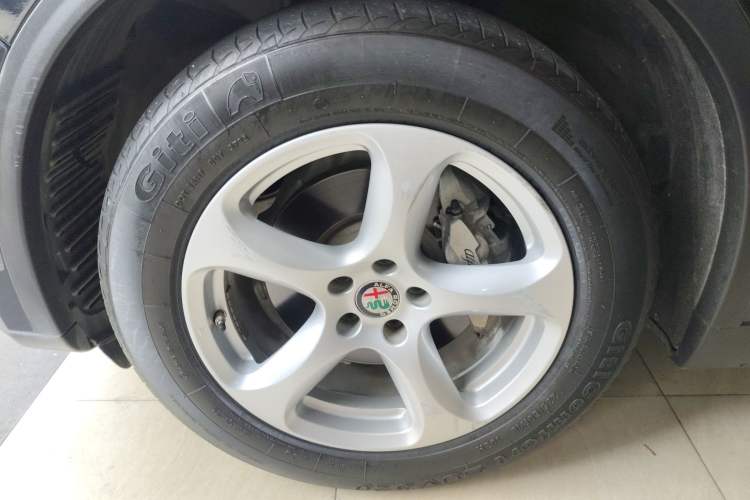 Used Alfa Romeo Stelvio 2017 2.0T 200HP Elite Edition Left Front Wheel Hub