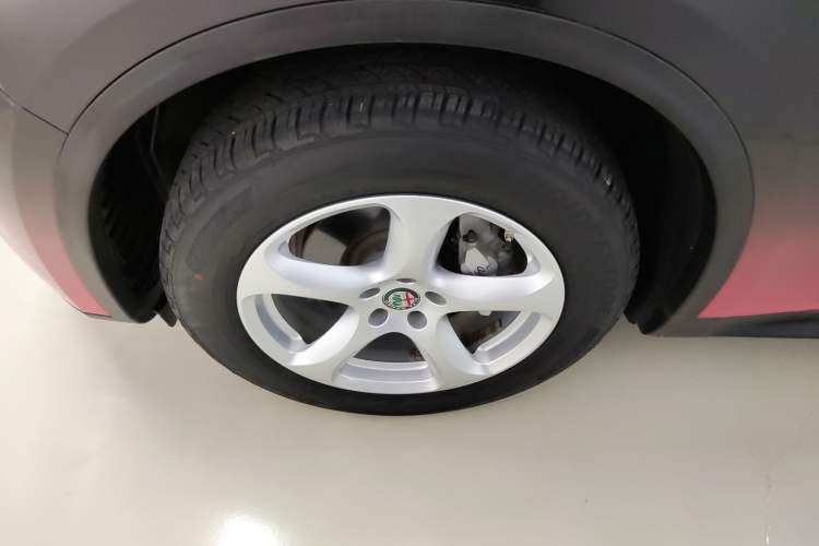 Used Alfa Romeo Stelvio 2017 2.0T 200HP Elite Edition Left Front Wheel Hub