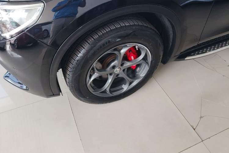 Used Alfa Romeo Stelvio 2017 2.0T 200HP Elite Edition Left Front Wheel Hub