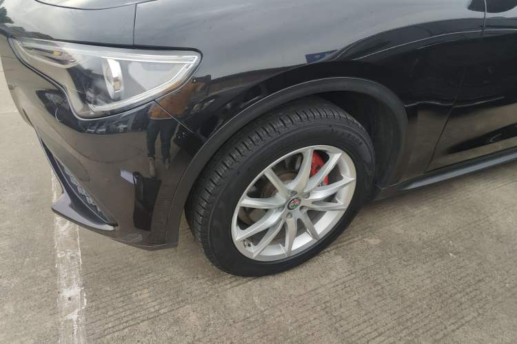 Used Alfa Romeo Stelvio 2017 2.0T 200HP Luxury Edition Left Front Wheel Hub
