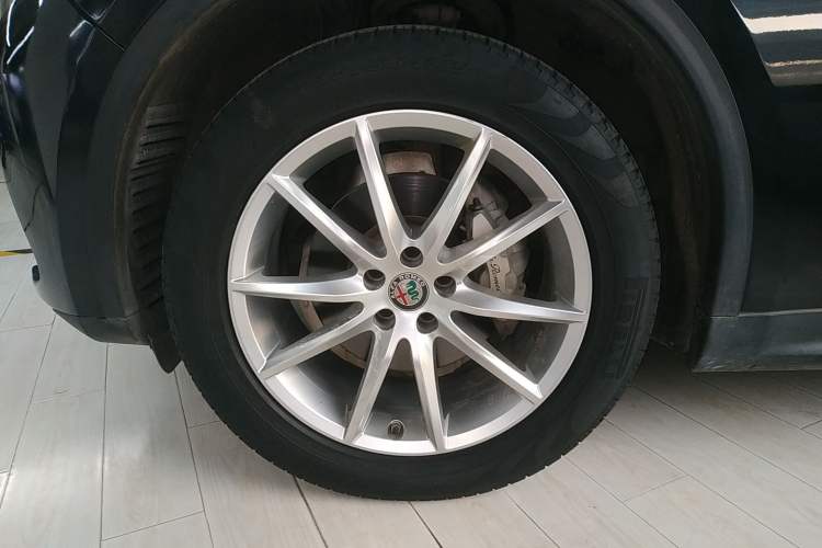 Used Alfa Romeo Stelvio 2017 2.0T 200HP Luxury Edition Left Front Wheel Hub
