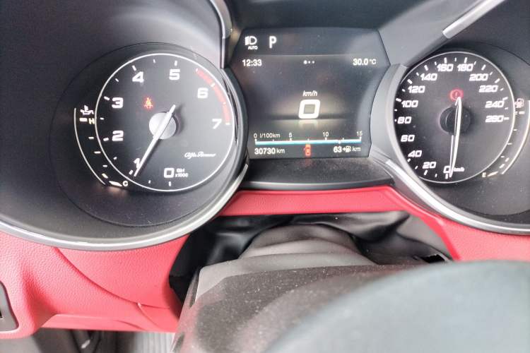 Used Alfa Romeo Stelvio 2017 2.0T 200HP Luxury Edition Odometer Close Up