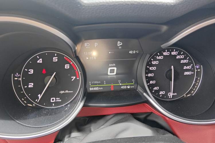 Used Alfa Romeo Stelvio 2017 2.0T 200HP Luxury Edition Odometer Close Up