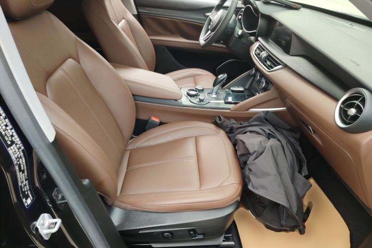 Used Alfa Romeo Stelvio 2017 2.0T 200HP Luxury Edition Right Front Seat
