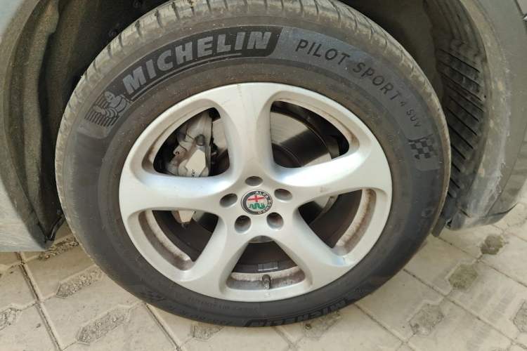 Used Alfa Romeo Stelvio 2017 2.0T 200HP Elite Edition Right Front Wheel Hub