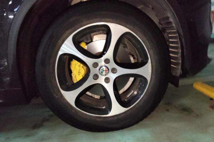 Used Alfa Romeo Stelvio 2017 2.0T 200HP Elite Edition Right Front Wheel Hub