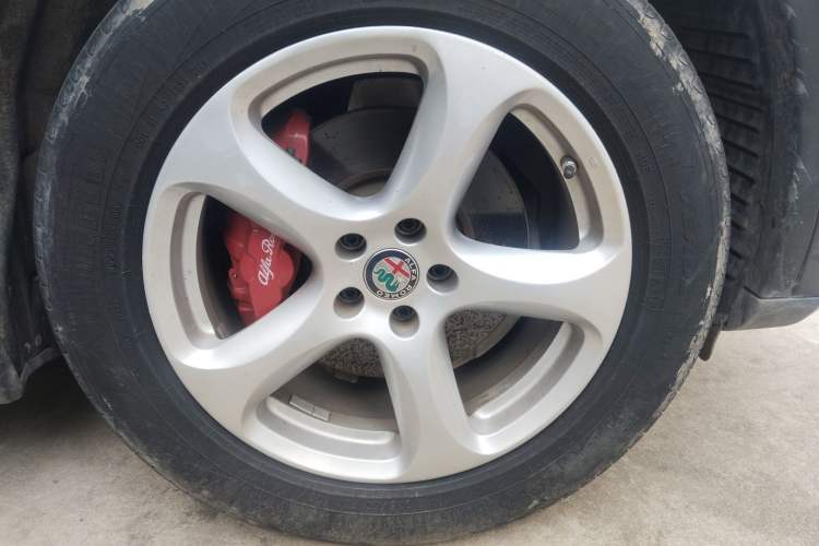 Used Alfa Romeo Stelvio 2017 2.0T 200HP Elite Edition Right Front Wheel Hub