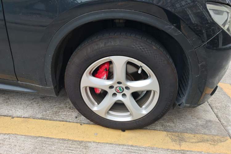 Used Alfa Romeo Stelvio 2017 2.0T 200HP Elite Edition Right Front Wheel Hub